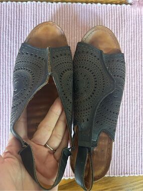 BoNavi Women’s Black Laser-Cut Slingback Sandals - Size 6-1/2-7